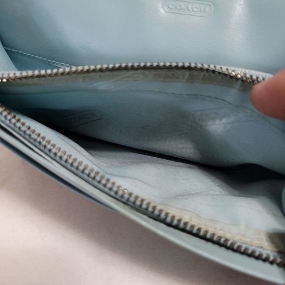 Coach Classic Logo Bifold Wallet. - Picture 10 of 11